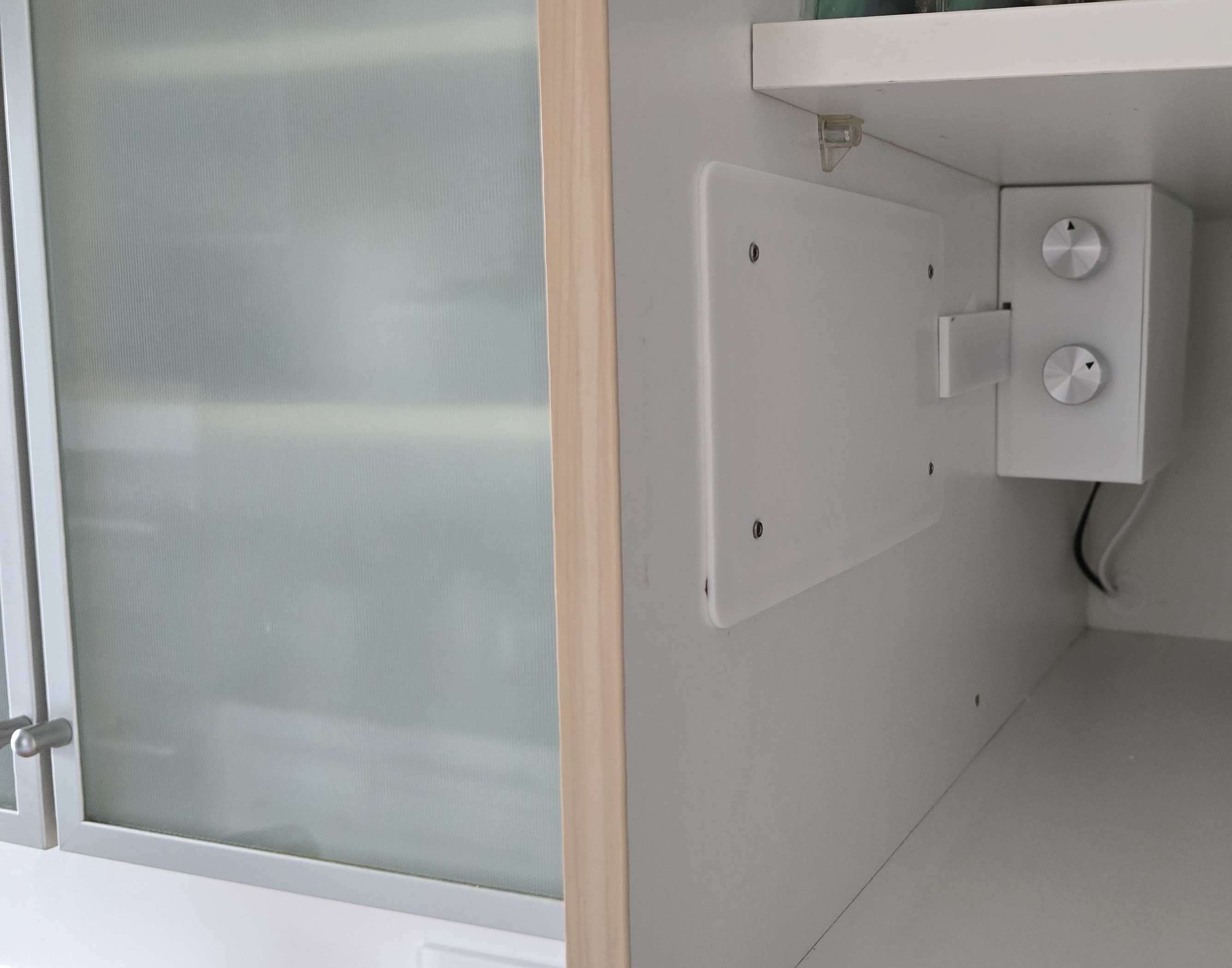Innenansicht des Küchenschranks mit Raspberry Pi, HiFiBerry-DAC und Verkabelung